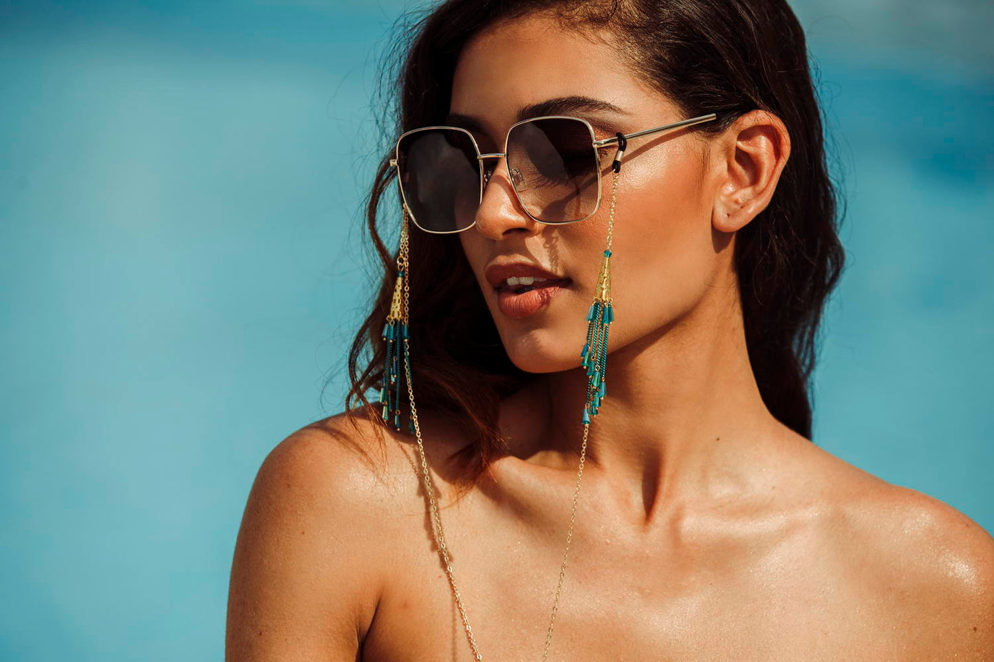 Cadena para gafas de sol dorada con flecos azules