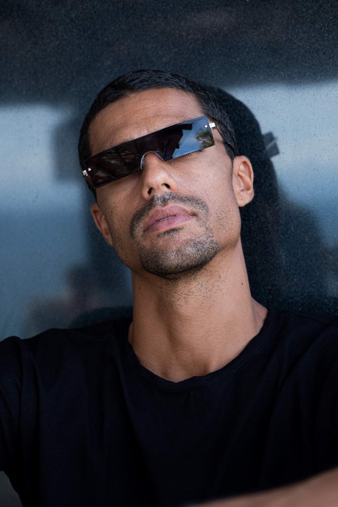 Stylish Black Rectangle Sunglasses with 100% UV Protection
Elevate your style with these sleek black rectangle sunglasses, perfect for everyday wear. Designed to blend modern aesthetics with functionality, these sunglasses provide complete UV400 protection, shielding your eyes from harmful sun rays.