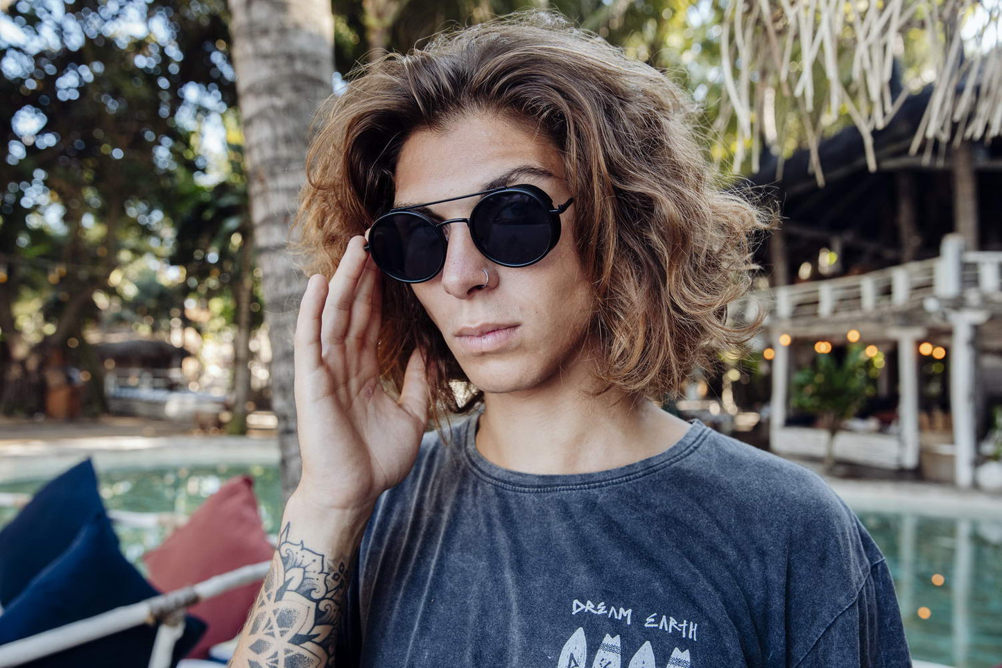 Black Round Sunglasses - Timeless Elegance with Essential UV Protection
Achieve effortless style with these Black Round Sunglasses, designed for a sleek and sophisticated look. Combining premium materials with optimal UV protection, these sunglasses are a must-have accessory for any occasion.