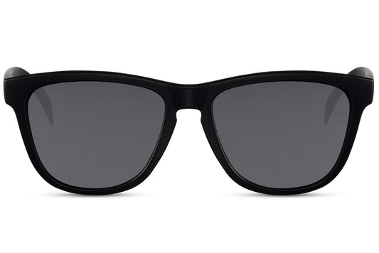 wayfarer sunglasses with black frame for simple and casual styling
